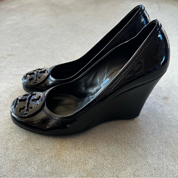 Tory Burch Sophie Black Patent Leather Wedge Heels Women’s Size 9.5 - Picture 2 of 16